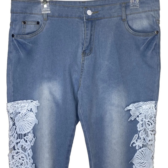 Women’s Straight Leg Jeans XXL Light Blue White Embroidered Lace Leg Distressed - Picture 4 of 12